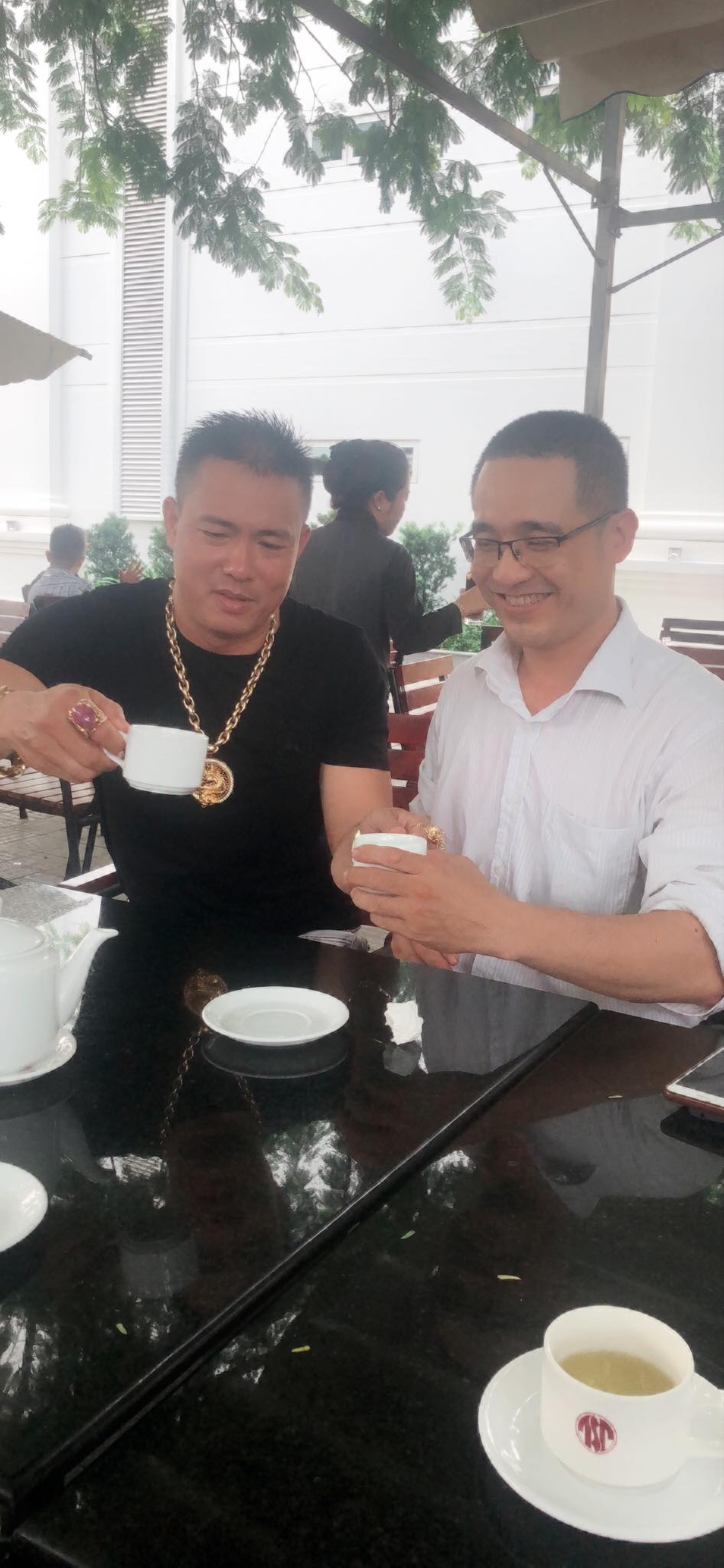 Flores vs. Huy Tùng: Cuộc gặp kiểu... tập kích? Flores vs. Huy Tùng: Cuộc gặp kiểu... tập kích?